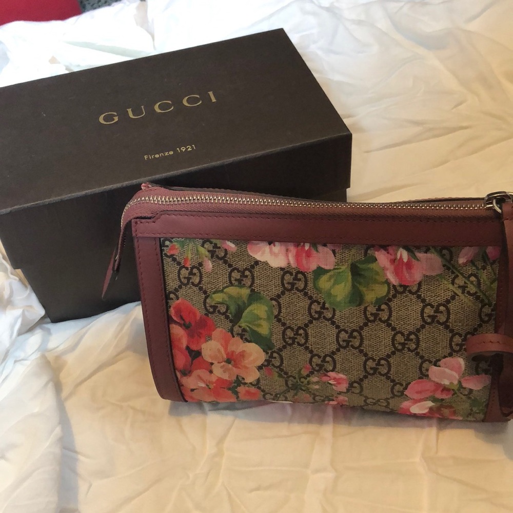 Gucci Antique Rose GG Supreme Canvas Blooms Clutch